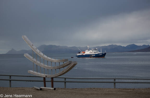 MS Plancius vor Ny-Ålesund