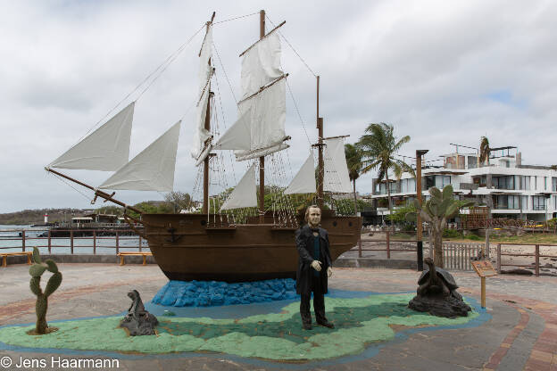 Charles Darwin vor der HMS Beagle